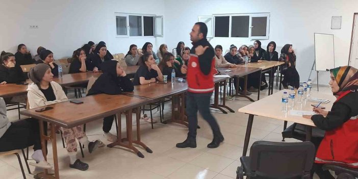 Tatvan'da KYK yurdunda kalan öğrencilere yönelik seminer