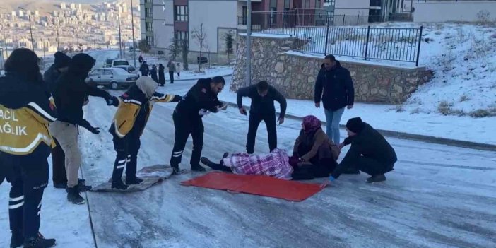 Buzda düşüp yaralanan kişiye ulaşmak için insan zinciri oluşturdular, ayakkabılarını çıkarıp yere kilim serdiler