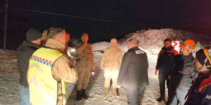 Buzlanan yolda mahsur kalan 14 vatandaş kurtarıldı