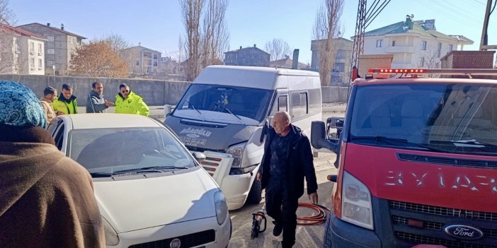 Yüksekova’da minibüs ile otomobil çarpıştı: 1 yaralı