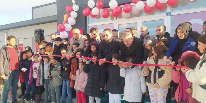 Muradiye’de yarı olimpik yüzme havuzu hizmete açıldı