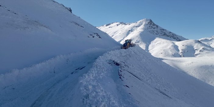 Hakkari'de kar yağışı: Kapanan köy yolları açıldı