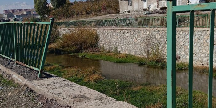 Yüksekova Belediyesi, Büyükçay Deresi üzerindeki korkulukları onardı