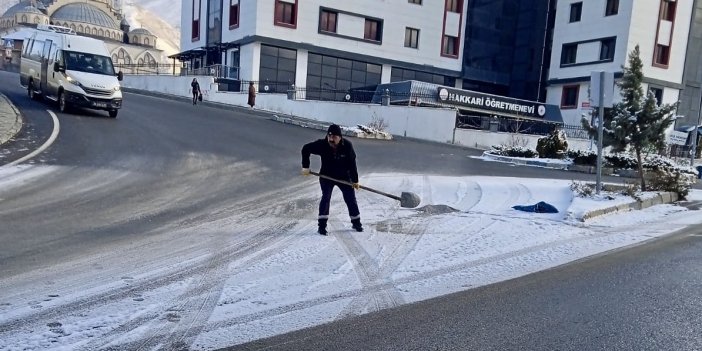 Hakkari’de buzlanma riskine karşı tuzlama ve solüsyon çalışmaları başladı