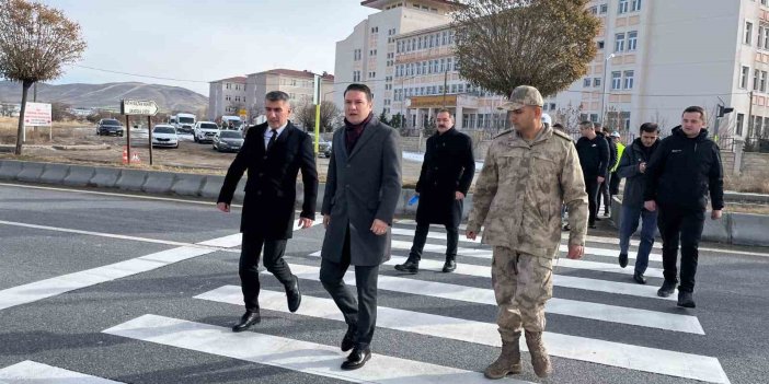 Kaymakam Göktaş, trafik kazasının yaşandığı bölgede incelemede bulundu