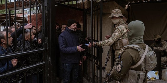 Suriye'de rejim unsurları silahlarını teslim etmeyi ve yeni yönetime kayıt yaptırmayı sürdürüyor