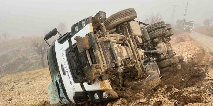 Hafriyat kamyonu şarampole devrildi: 1 kişi yaralandı