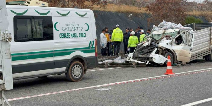 Tıra arkadan çarpan kamyonetin sürücüsü hayatını kaybetti