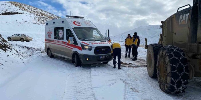 Siirt’te karda mahsur kalan ambulans, İl Özel İdaresi ekipleri tarafından kurtarıldı