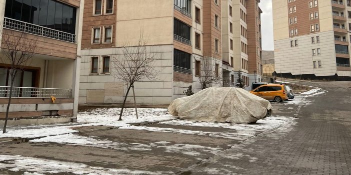 Yüksekova’da araçlar soğuktan branda ile korunuyor