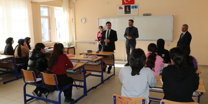 Hakkari İl Milli Eğitim Müdürü, Kız Anadolu İmam Hatip Lisesi’ni ziyaret etti