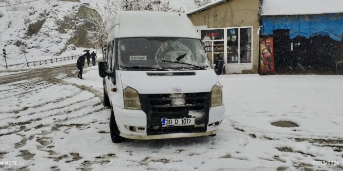 Yeniköprü’de facianın eşiğinden dönüldü: Minibüsün ön camına kaya parçaları düştü