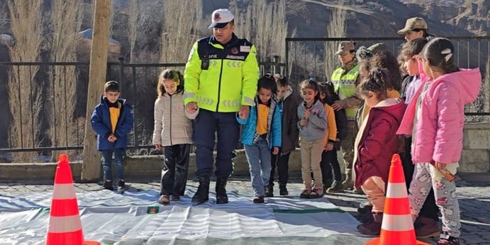 Hakkari’de köydeki öğrencilere trafik eğitimi veriliyor