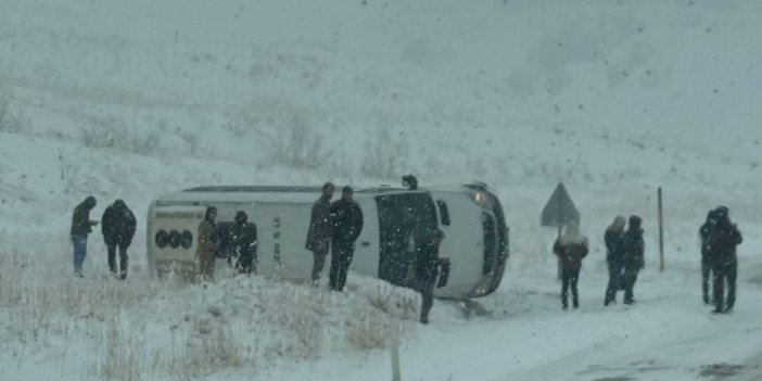 Van'dan Yüksekova'ya gelen minibüs yoldan çıkarak yan yattı