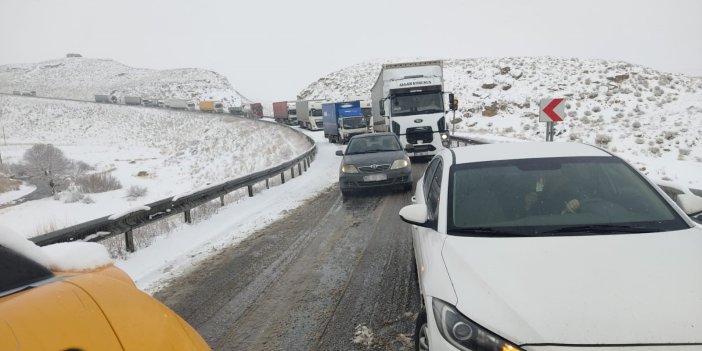 Başkale’de etkili olan kar yağışı sürücülere zor anlar yaşattı