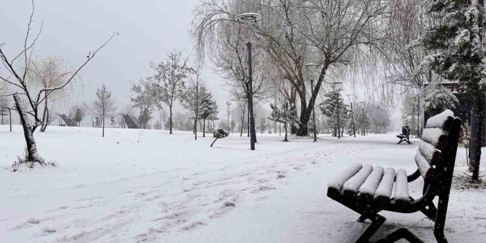 Tatvan’da kar yağışı başladı: İlçe beyaza büründü