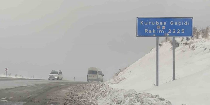 Kurubaş ve Güzeldere geçitlerinde kar yağışı etkili oldu