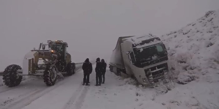 Başkale'de kar yağışı trafik kazalarına neden oldu