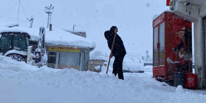 Kar yağışı, bir ilçenin tüm köy yollarını ulaşıma kapattı