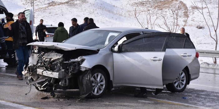 Otomobil bariyerlere çarptı: 5 yaralı