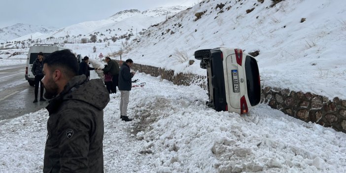 Yüksekova’da yoldan çıkan otomobil yan yattı: 3 yaralı