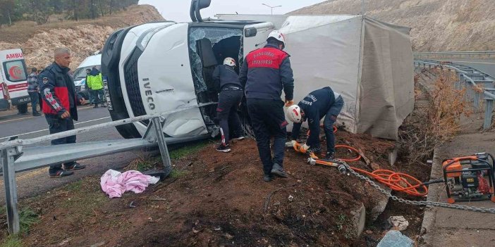 Urfa'da virajı alamayan kamyonet devrildi, sürücü ağır yaralandı