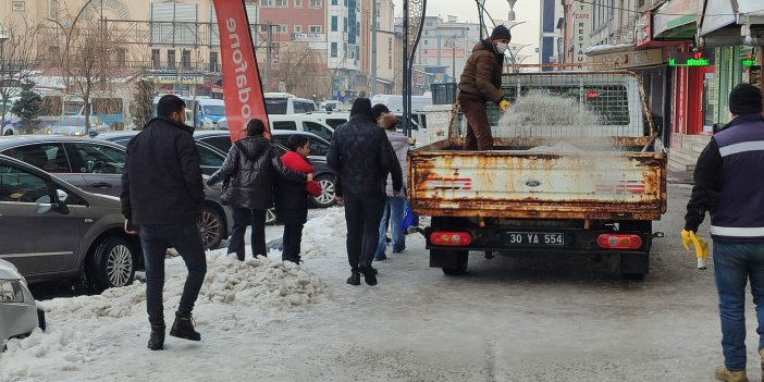 Yüksekova Belediyesi, Cengiz Topel Caddesi’nde tuzlama çalışması yaptı