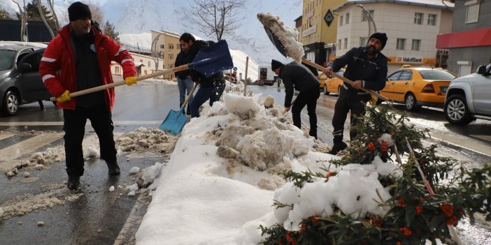 Hakkari’de kar yağışı sonrası yol temizleme çalışmaları sürüyor