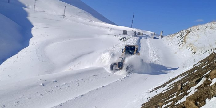 Hakkari ve ilçelerinde kardan kapanan 51 yerleşim yerinin yolu ulaşıma açıldı