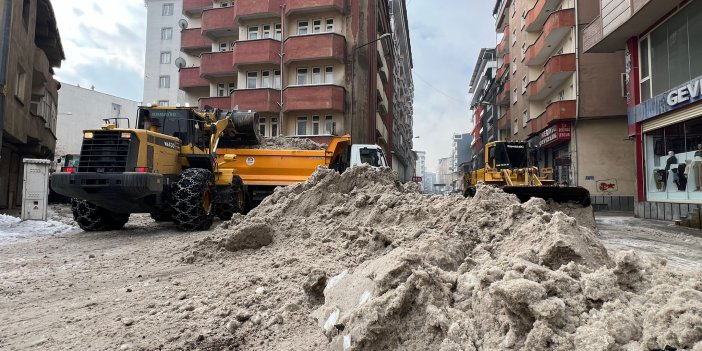 Yüksekova Belediyesi, ara sokaklarda kar mesaisinde