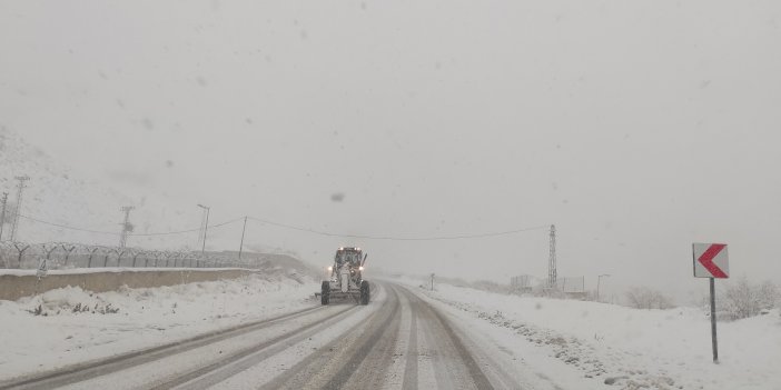 Van'da yağış 163 yerleşim yerinin yolu kapandı