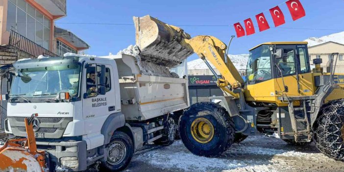 Başkale’de kar yığınları kamyonlarla ilçe dışına taşındı