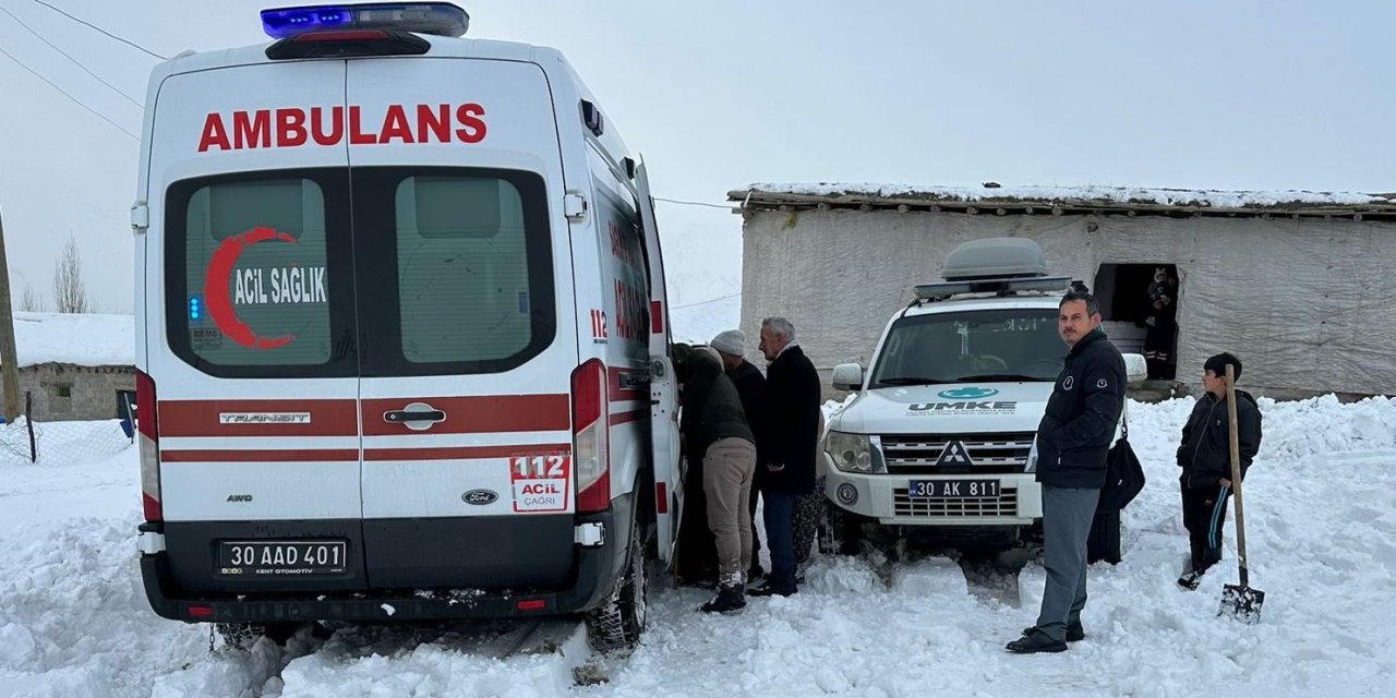 Yüksekova'da köyde mahsur kalan 70 yaşındaki hasta kurtarıldı