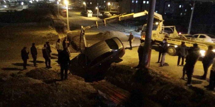 Urfa'da çukura düşen otomobil vinç yardımıyla çıkarıldı