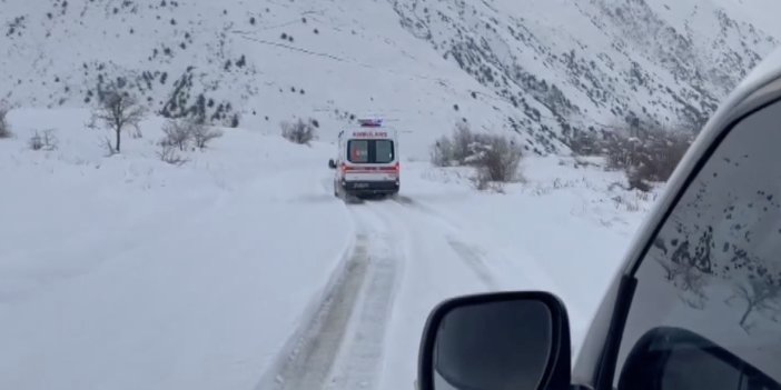 Yolu kardan kapanan köyde rahatsızlanan kadın ekiplerce hastaneye ulaştırıldı