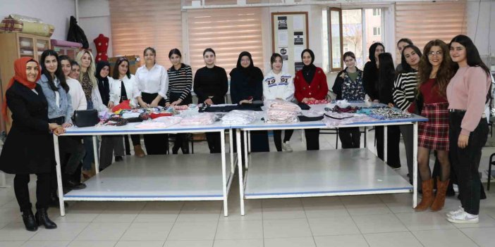 Moda tasarım öğrencileri ihtiyaç sahibi olanlar için elbise dikiyorlar