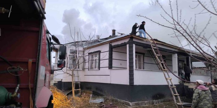 Erciş’te çatı ve kazan dairesi yangını büyümeden söndürüldü