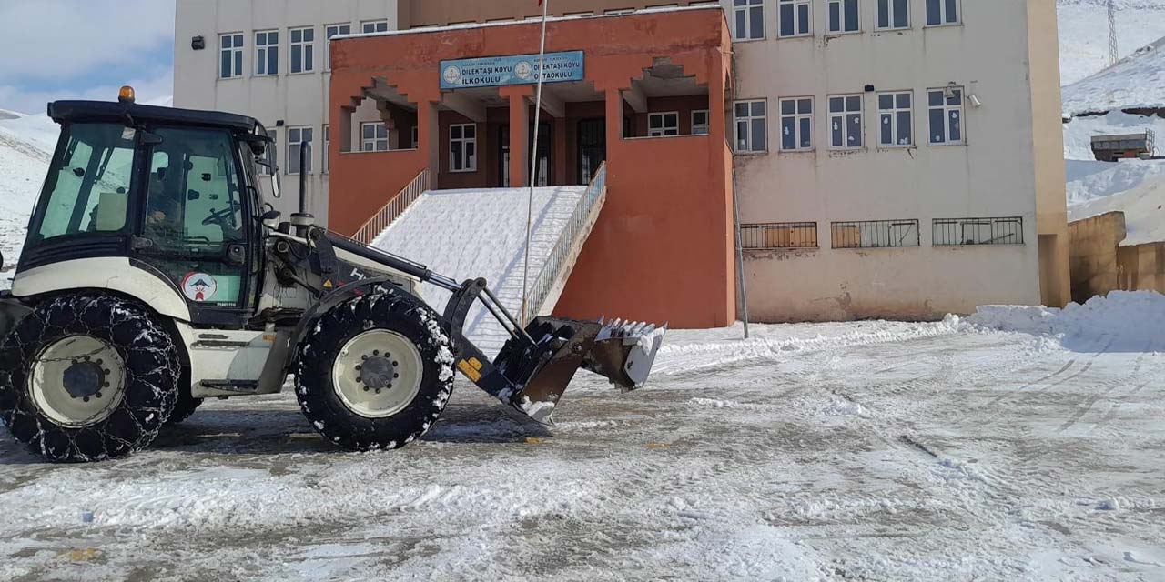 Hakkari’de köy okulları için kar temizliği seferberliği