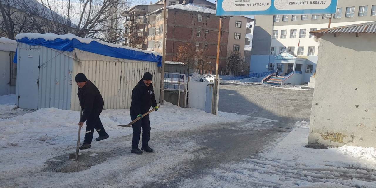 Buzlanmaya karşı tuzlama çalışmaları sürüyor