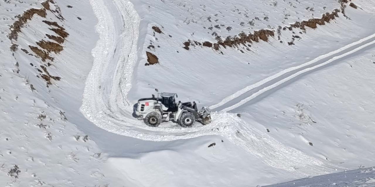 Hakkari İl Özel İdaresinin karla mücadelesi sürüyor