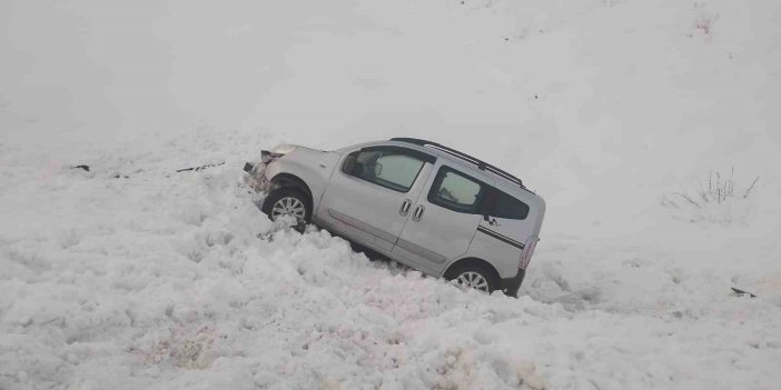 Bingöl’de araç şarampole yuvarlandı: 3 kişi yaralandı