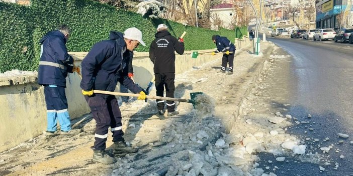 Hakkari’de buzla mücadele çalışmaları sürüyor