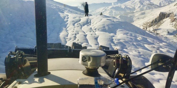 Hakkari’de mezarlık yollarında kar temizleme çalışmaları sürüyor