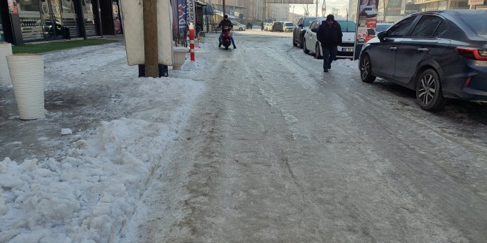 Yüksekova'da kaldırımlar buz pistine döndü