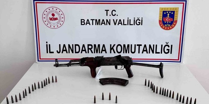 Beşiri’de bir evde yapılan aramada uzun namlulu kaçak silah yakalandı