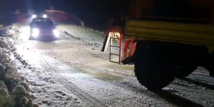 Elazığ’da yolda mahsur kalan araçlar kurtarıldı