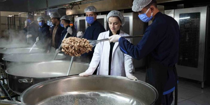 Antep'te aşçı adayı lise öğrencileri günde 10 bin kişi için yemek hazırlıyor