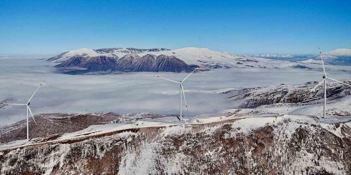 Bitlis’teki rüzgar güllerinin sisli dağlarla görüntüsü etkiliyor