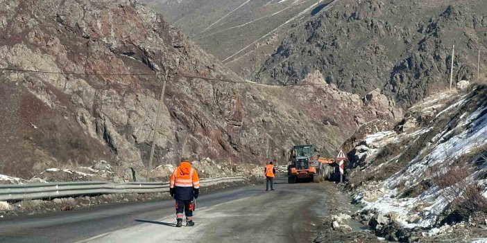 Yeniköprü'de kara yoluna düşen taşlar temizlendi