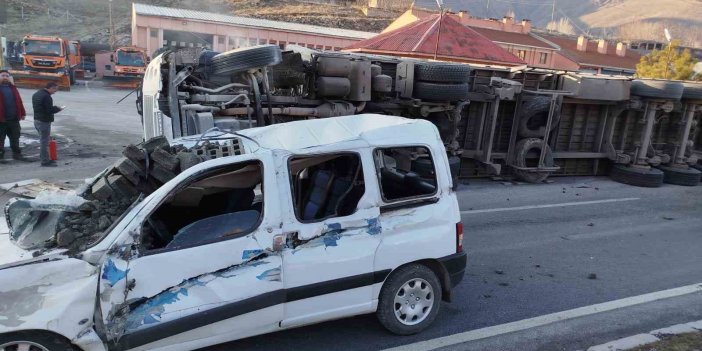 Bitlis’te tır devrildi: 2 yaralı